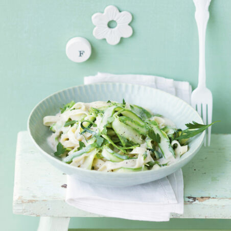 Nudeln mit grünem Gemüse Nudeln mit grünem Gemüse