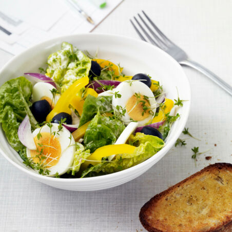 Bunter Salat mit Knoblauchbrot