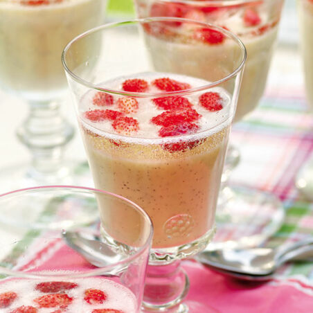 Panna cotta mit Walderdbeeren Panna cotta mit Walderdbeeren