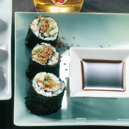 Hosomaki-Sushi mit Lachs und Avocado Hosomaki-Sushi mit Lachs und Avocado