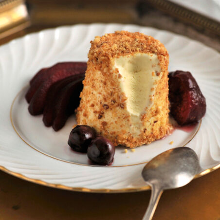 Ziegenkäseparfait mit Cassisfrüchten Ziegenkäseparfait mit Cassisfrüchten