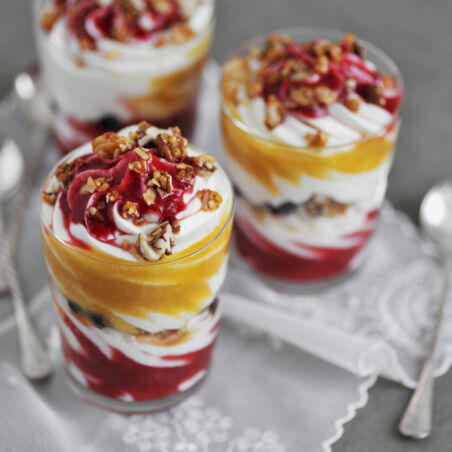 Fruchtige Frühstücksbecher mit Haferflockenkrokant Fruchtige Frühstücksbecher mit Haferflockenkrokant