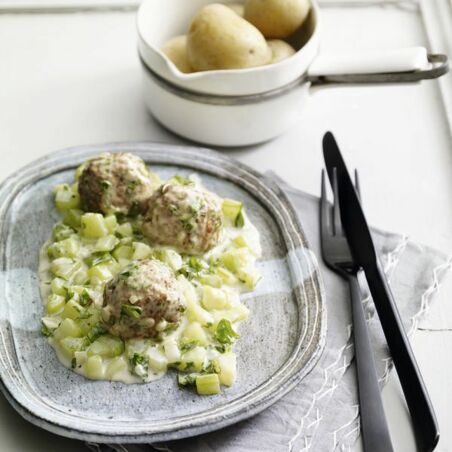 Schmorgurken mit Hackbällchen und Pellkartoffeln Schmorgurken mit Hackbällchen und Pellkartoffeln