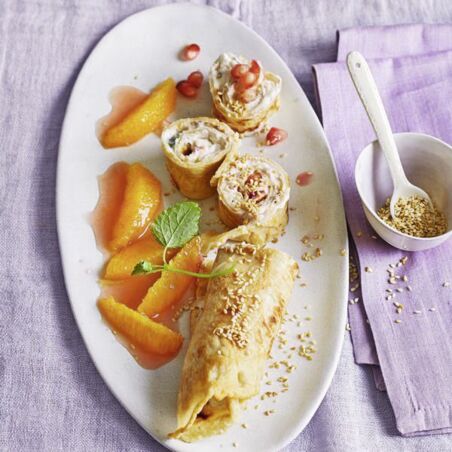 Sesam-Crêpes-Röllchen mit Granatapfel-Frischkäse Sesam-Crêpes-Röllchen mit Granatapfel-Frischkäse