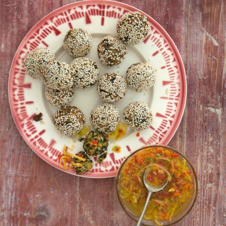 Grünkohl-Sesam-Bällchen mit buntem Chili-Ingwer-Dressing Grünkohl-Sesam-Bällchen mit buntem Chili-Ingwer-Dressing