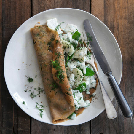 Kräuterpfannkuchen mit Mairübchen und Zuckerschoten Kräuterpfannkuchen mit Mairübchen und Zuckerschoten