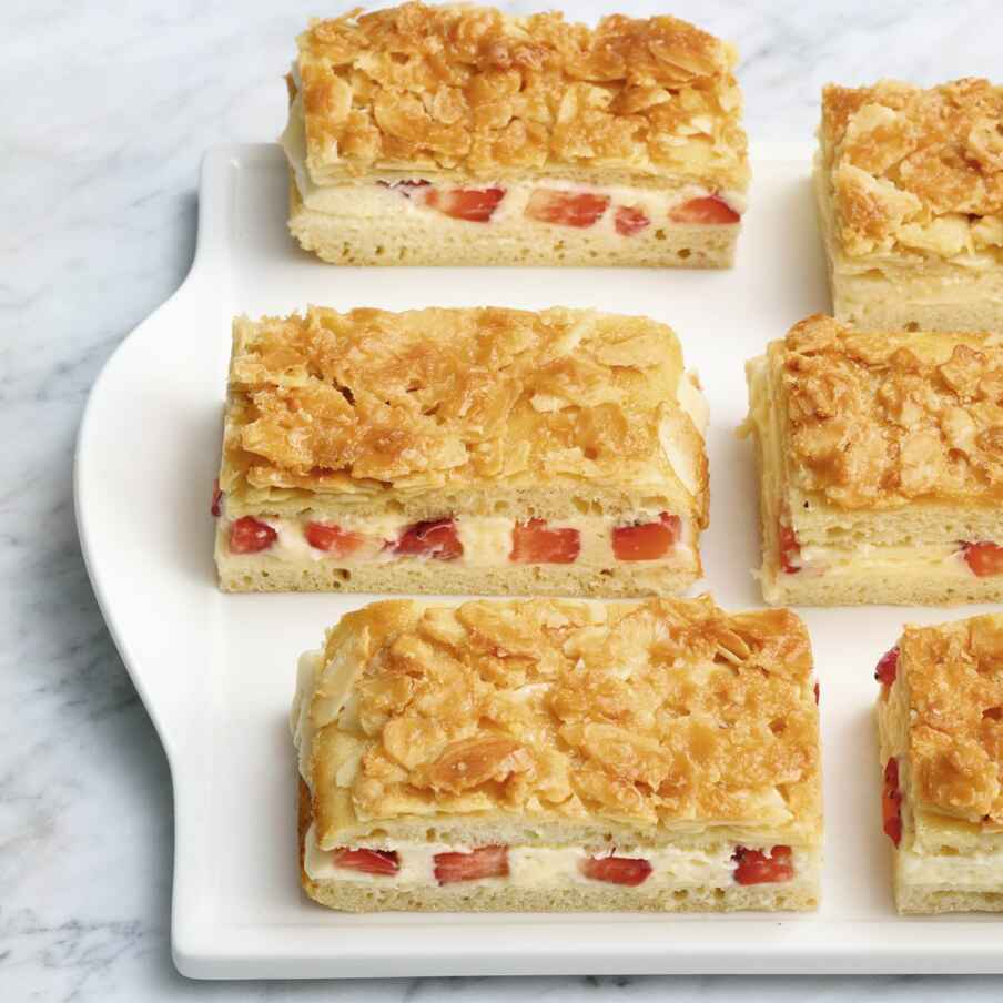 Bienenstich vom Blech mit Erdbeeren Rezept | Küchengötter