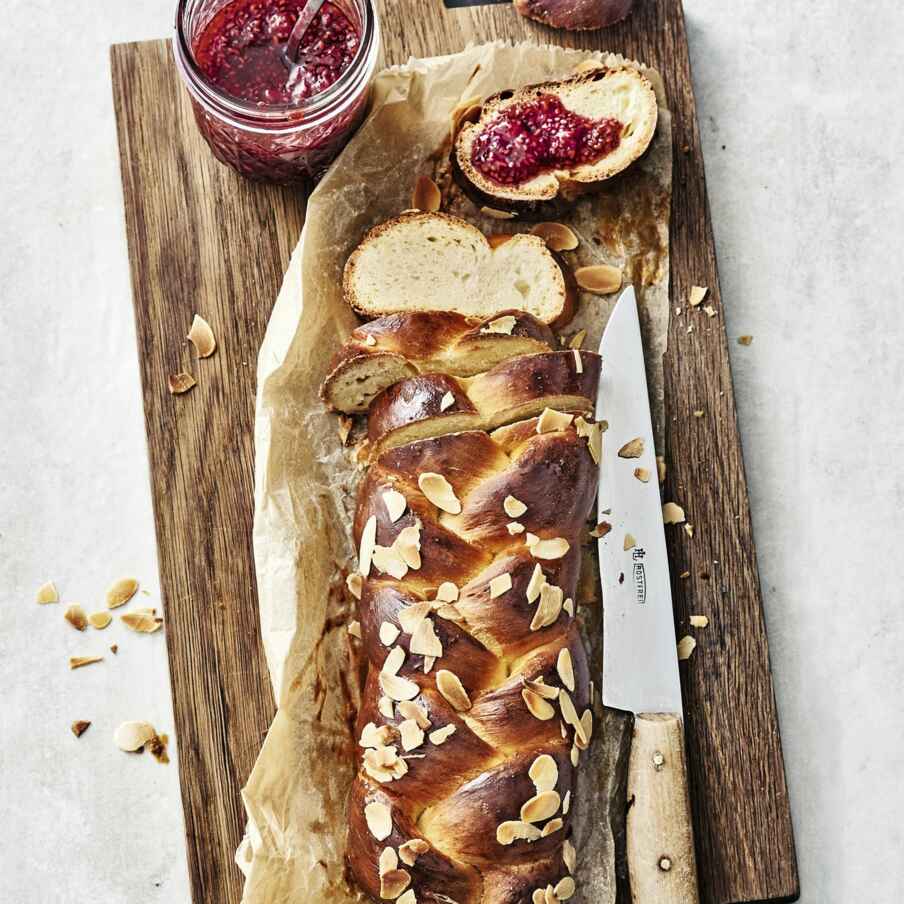 Hefezopf mit Beerenaufstrich Rezept | Küchengötter Hefezopf mit Beerenaufstrich Rezept | Küchengötter