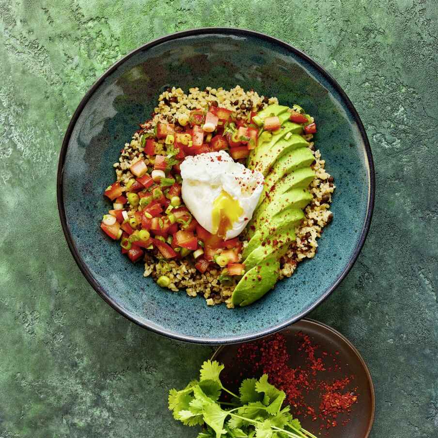 Bulgur-Bowl mit Avocado und pochiertem Ei Rezept | Küchengötter Bulgur-Bowl mit Avocado und pochiertem Ei Rezept | Küchengötter