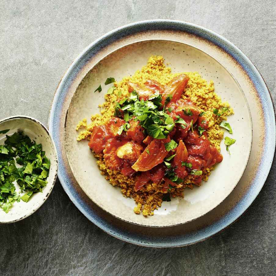 Hähnchen-Dattel-Schmortopf mit Couscous Rezept | Küchengötter Hähnchen-Dattel-Schmortopf mit Couscous Rezept | Küchengötter