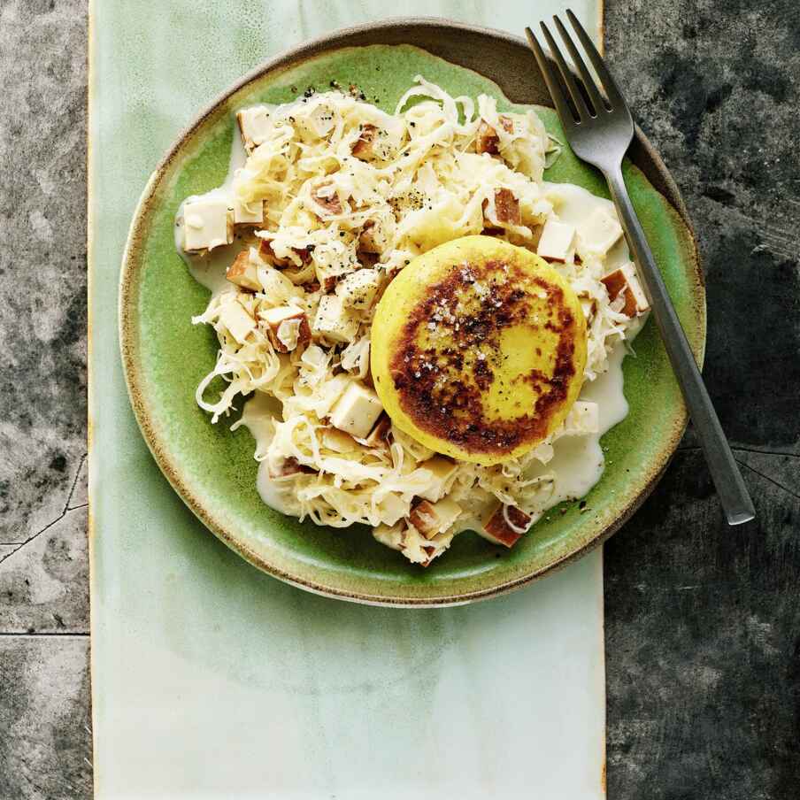 Kartoffel-Plätzchen mit Rahm-Sauerkraut und Räuchertofu Rezept ... Kartoffel-Plätzchen mit Rahm-Sauerkraut und Räuchertofu Rezept ...