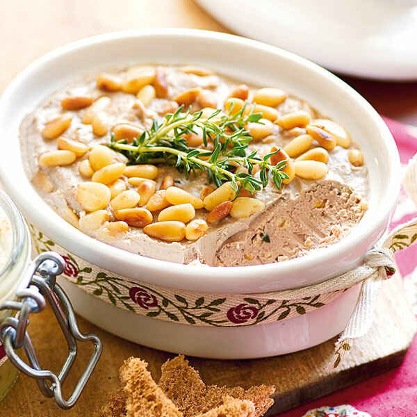 Entenleber-Paté mit Pinienkernen und Calvados Rezept | Küchengötter Entenleber-Paté mit Pinienkernen und Calvados Rezept | Küchengötter