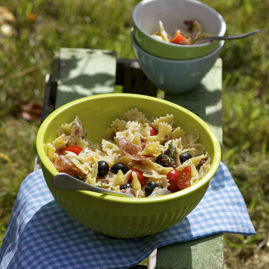 Nudelsalat mit Kirschtomaten Rezept | Küchengötter