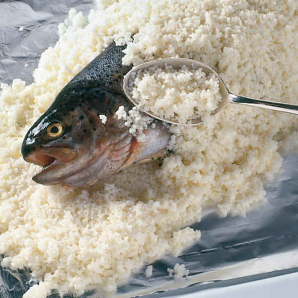 Lachsforelle in Salzkruste Rezept | Küchengötter Lachsforelle in Salzkruste Rezept | Küchengötter