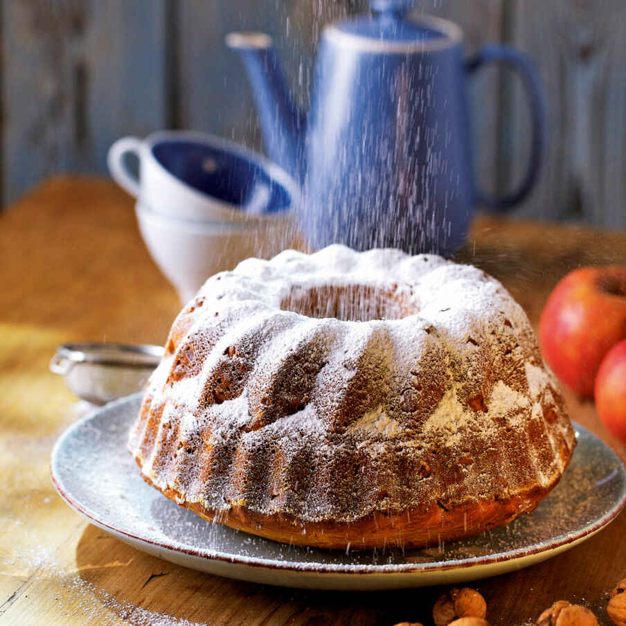 Gugelhupf mit Walnüssen und Äpfeln Rezept | Küchengötter Gugelhupf mit Walnüssen und Äpfeln Rezept | Küchengötter