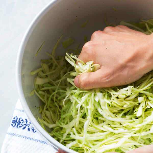 Krautsalat mit geräuchertem Speck Rezept | Küchengötter Krautsalat mit geräuchertem Speck Rezept | Küchengötter