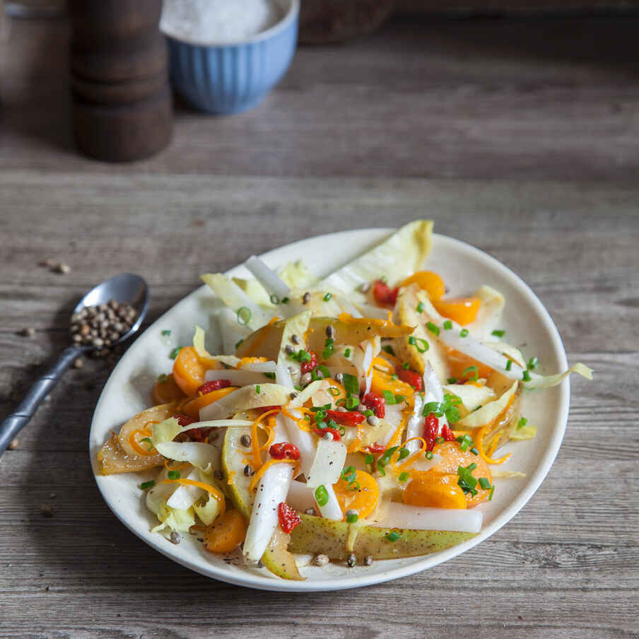Veganer Chicoréesalat mit Birnen und Physalis Rezept | Küchengötter