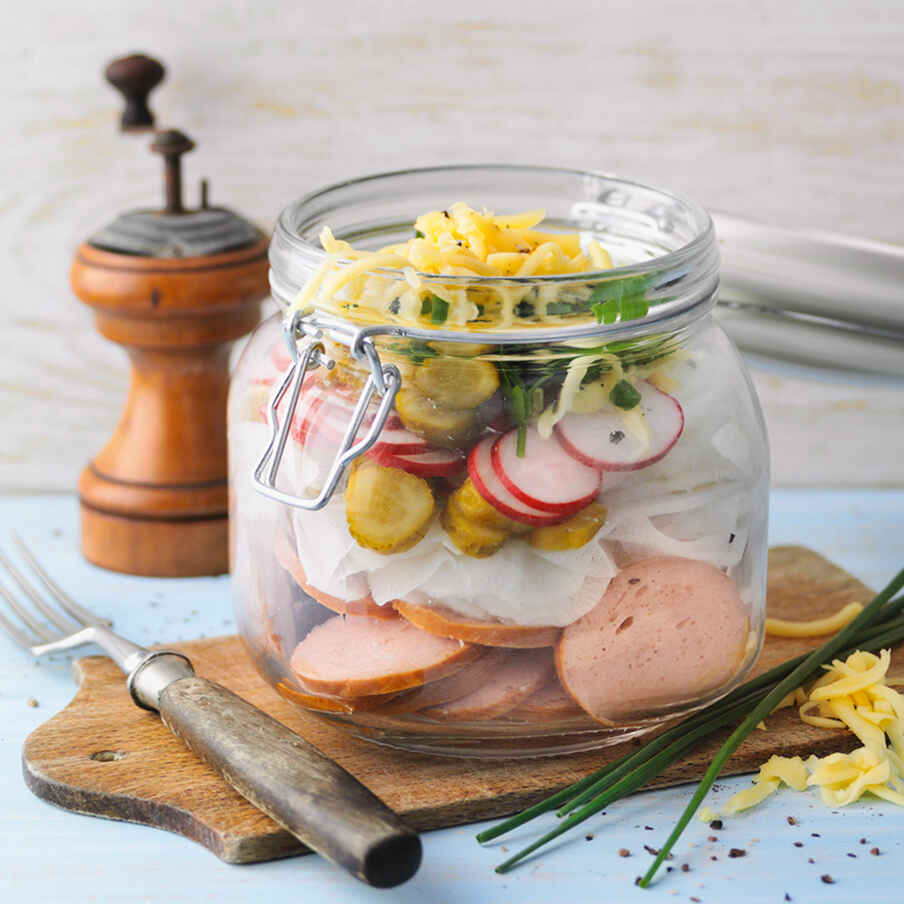 Wurstsalat mit Radieschen im Glas – Meal Prepping | Küchengötter