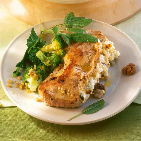 Gefüllte Schnitzel mit Frischkäse & Nüssen Rezept | Küchengötter Gefüllte Schnitzel mit Frischkäse & Nüssen Rezept | Küchengötter