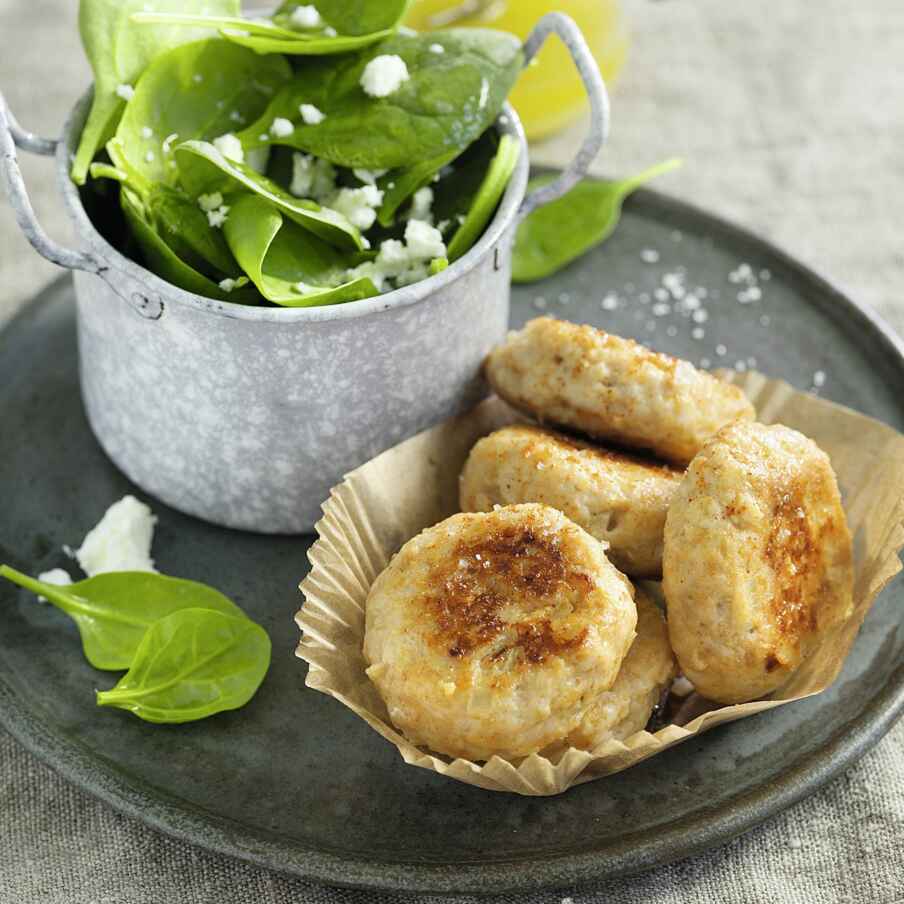 Putenfrikadellen mit Spinatsalat Rezept | Küchengötter