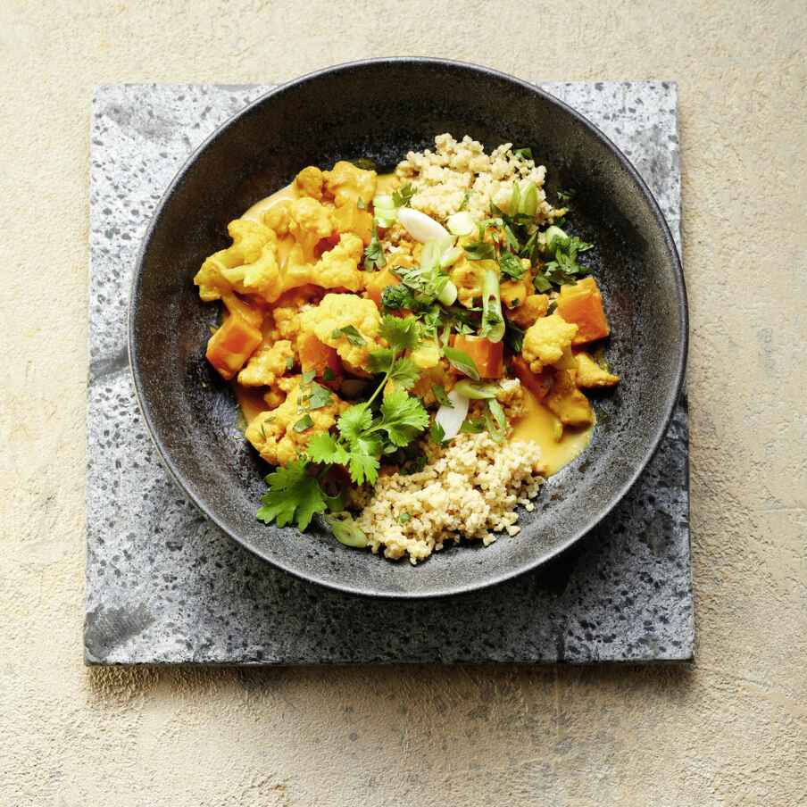 Indian Butter Curry mit Blumenkohl und Hirse Rezept | Küchengötter Indian Butter Curry mit Blumenkohl und Hirse Rezept | Küchengötter