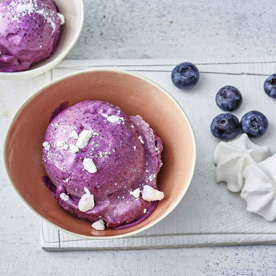 Heidelbeereis mit Baiser Rezept | Küchengötter Heidelbeereis mit Baiser Rezept | Küchengötter