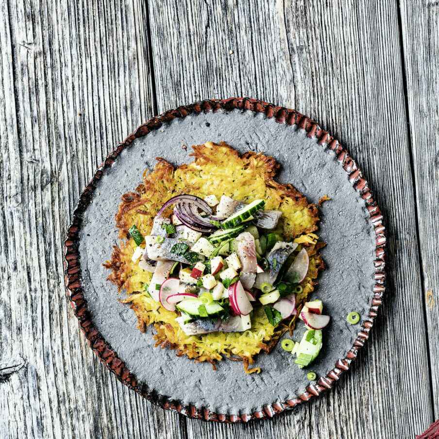 Matjessalat mit Kartoffel-Rösti Rezept | Küchengötter Matjessalat mit Kartoffel-Rösti Rezept | Küchengötter
