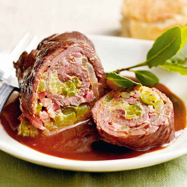 Rindsrouladen mit Speck-Gurken-Füllung Rezept | Küchengötter Rindsrouladen mit Speck-Gurken-Füllung Rezept | Küchengötter