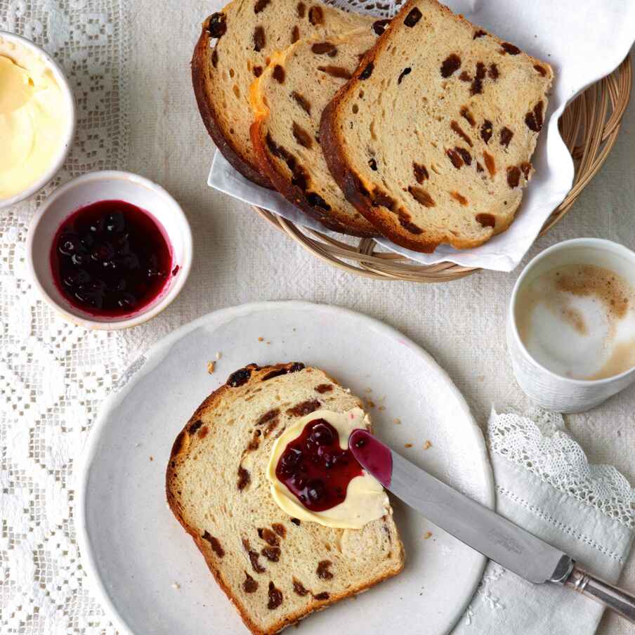 Dinkelstuten mit Rosinen Rezept | Küchengötter Dinkelstuten mit Rosinen Rezept | Küchengötter