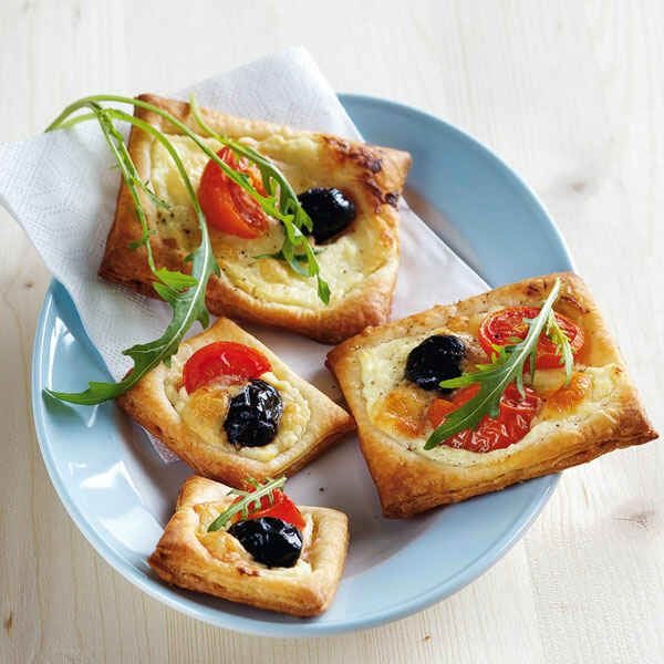 Blätterteig-Pizzen Rezept | Küchengötter Blätterteig-Pizzen Rezept | Küchengötter