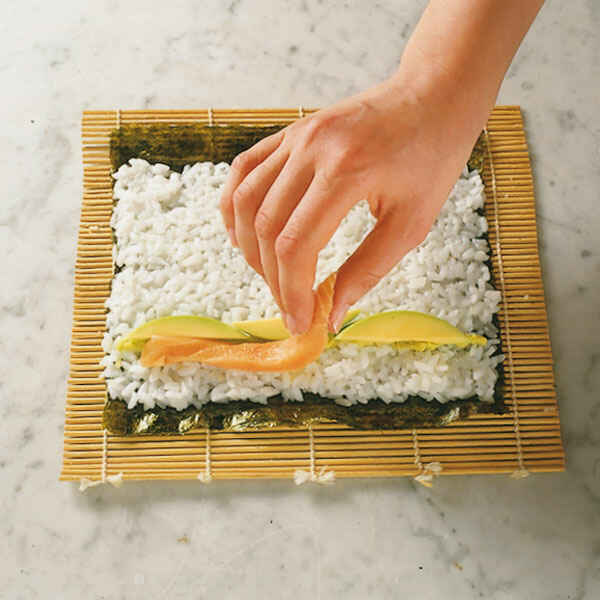 Hosomaki-Sushi mit Lachs und Avocado Rezept | Küchengötter