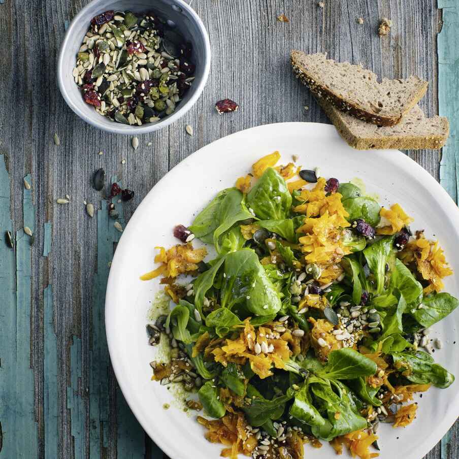 Feldsalat mit Kürbis und Kerndl-Topping | Slow Carbs | Küchengötter Feldsalat mit Kürbis und Kerndl-Topping | Slow Carbs | Küchengötter