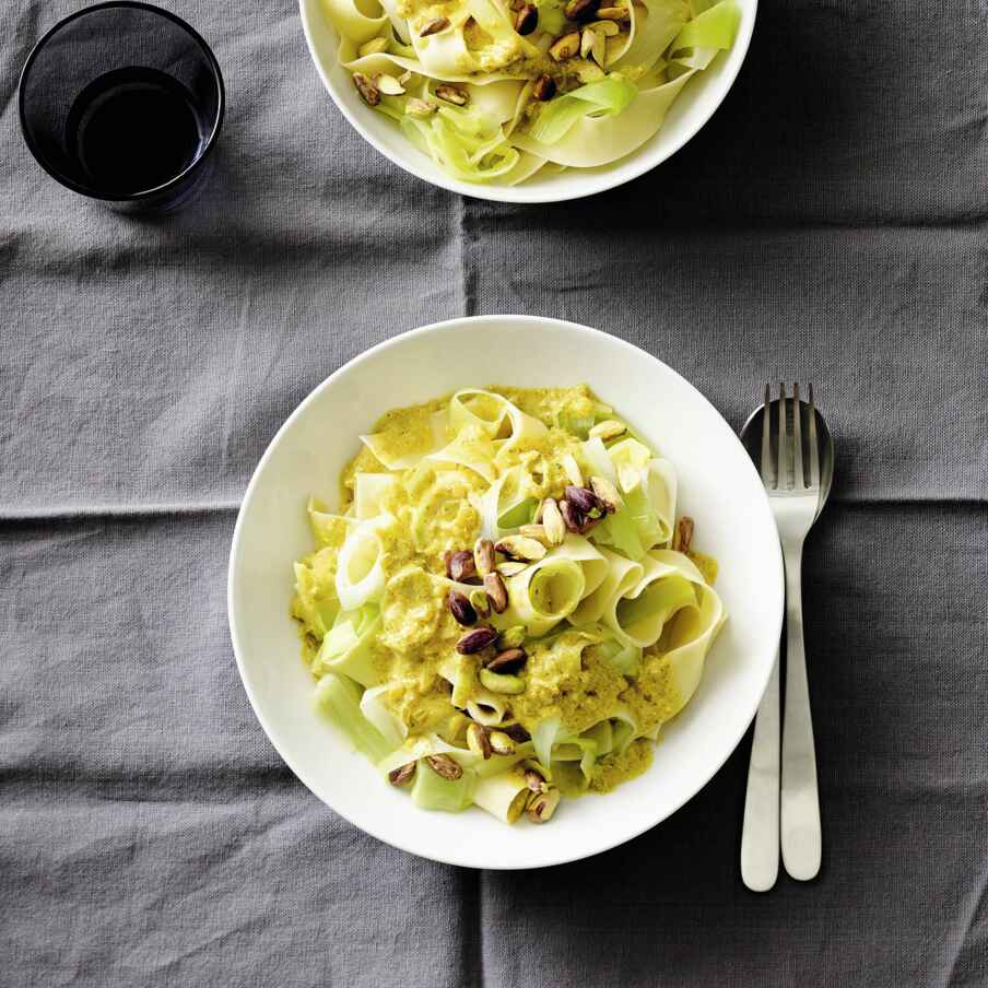 Lauchnudeln mit Currysahne und Pistazien Rezept | Küchengötter Lauchnudeln mit Currysahne und Pistazien Rezept | Küchengötter