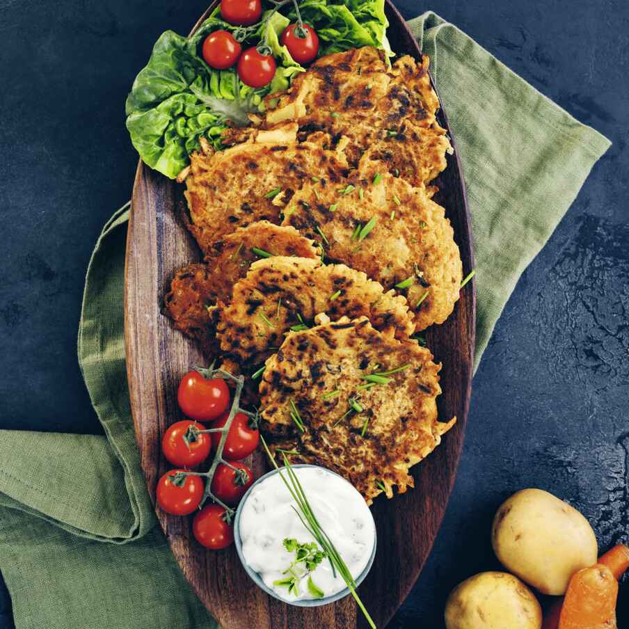 Gemüse-Rösti-Puffer mit Kräuterquark Rezept | Küchengötter Gemüse-Rösti-Puffer mit Kräuterquark Rezept | Küchengötter