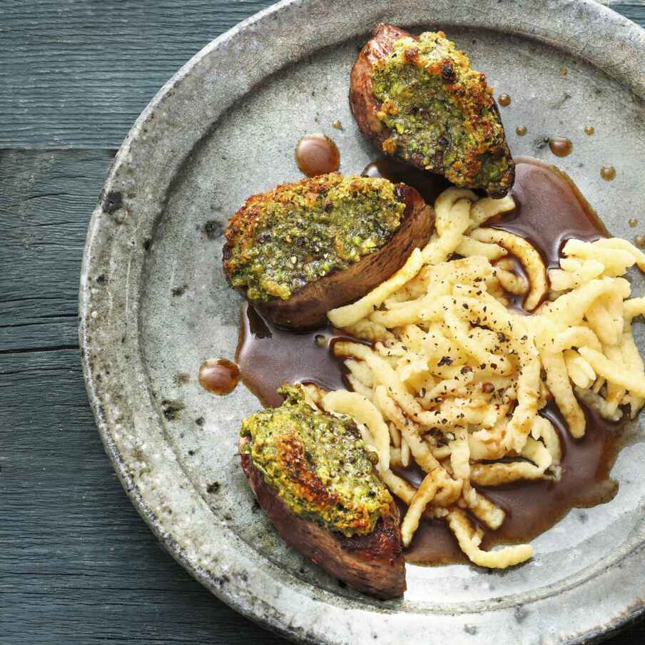 Rehmedaillons mit Kräuter-Nuss-Kruste Rezept | Küchengötter Rehmedaillons mit Kräuter-Nuss-Kruste Rezept | Küchengötter