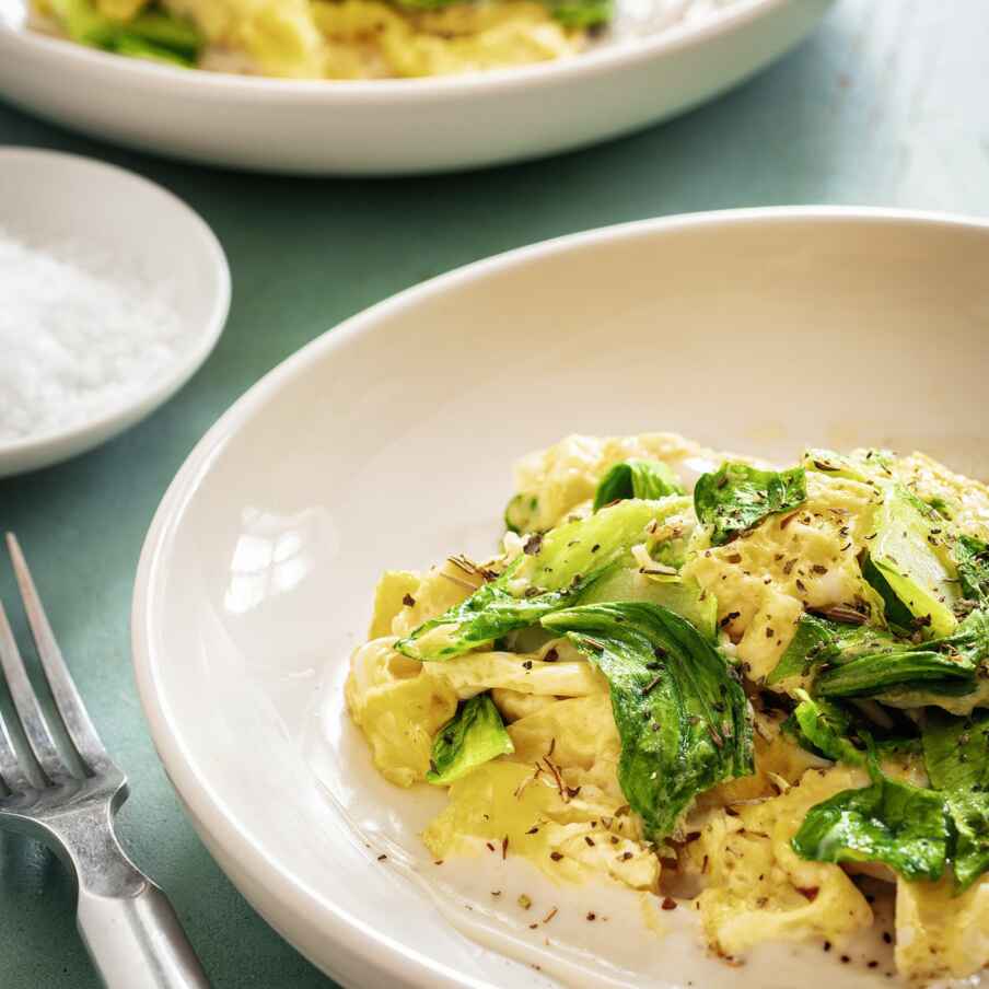 Rührei mit Pak Choi und Cashewmus Rezept | Küchengötter Rührei mit Pak Choi und Cashewmus Rezept | Küchengötter