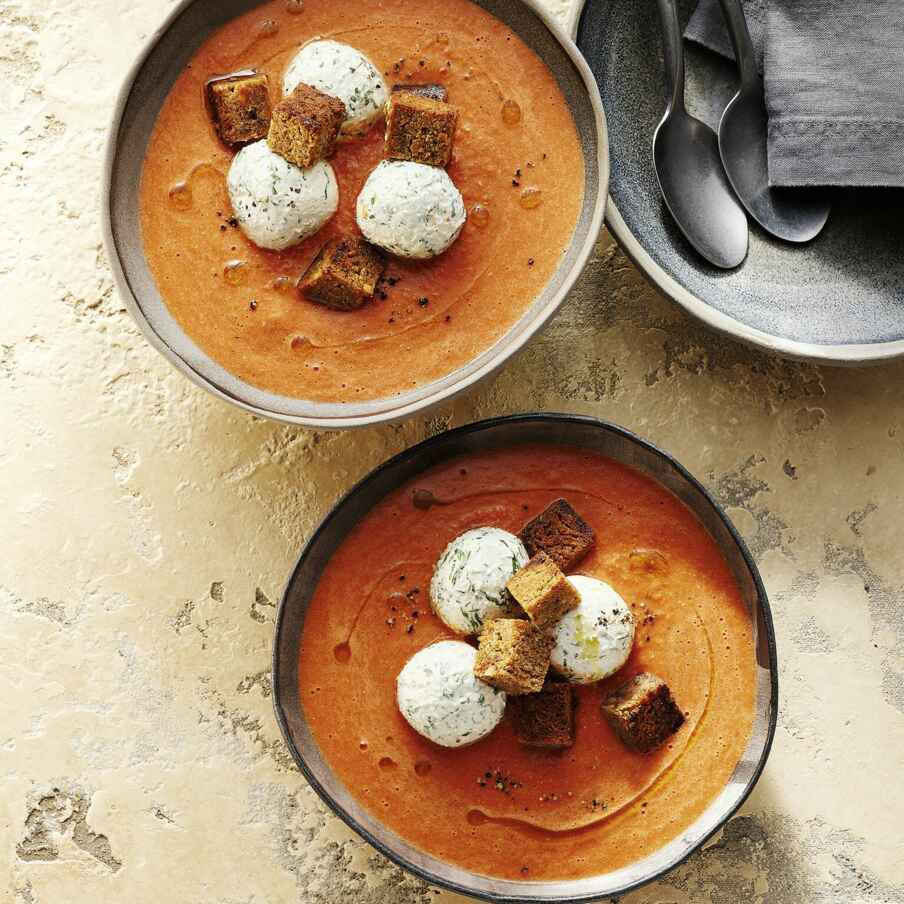 Tomatenkaltschale mit Croûtons und Ricottaklößchen Rezept | Küchengötter Tomatenkaltschale mit Croûtons und Ricottaklößchen Rezept | Küchengötter