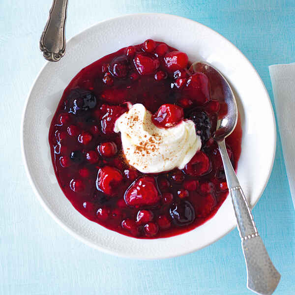 Winterliche Beerengrütze mit Mascarpone Rezept | Küchengötter