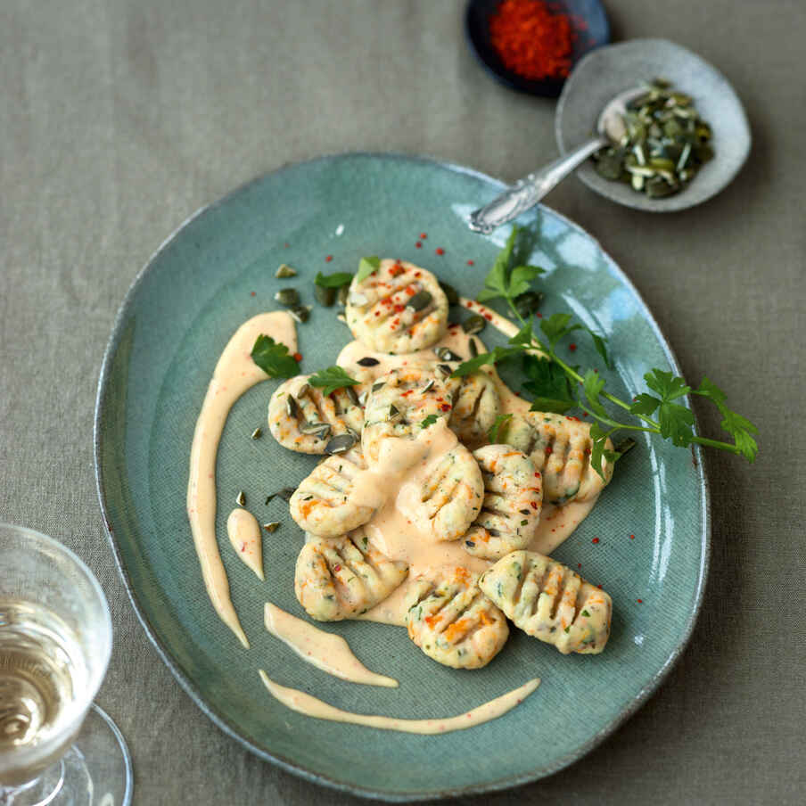 Möhren-Petersilien-Gnocchi mit Chili-Käse-Sauce Rezept | Küchengötter Möhren-Petersilien-Gnocchi mit Chili-Käse-Sauce Rezept | Küchengötter