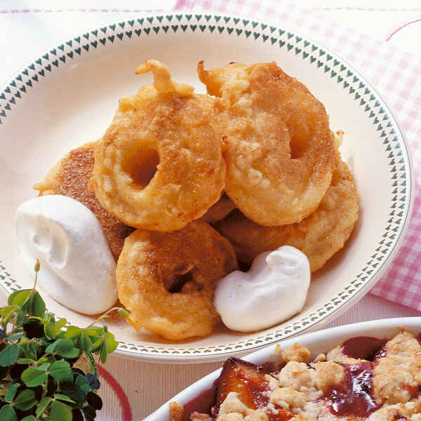 Apfelkücherl mit Vanillesahne Rezept | Küchengötter