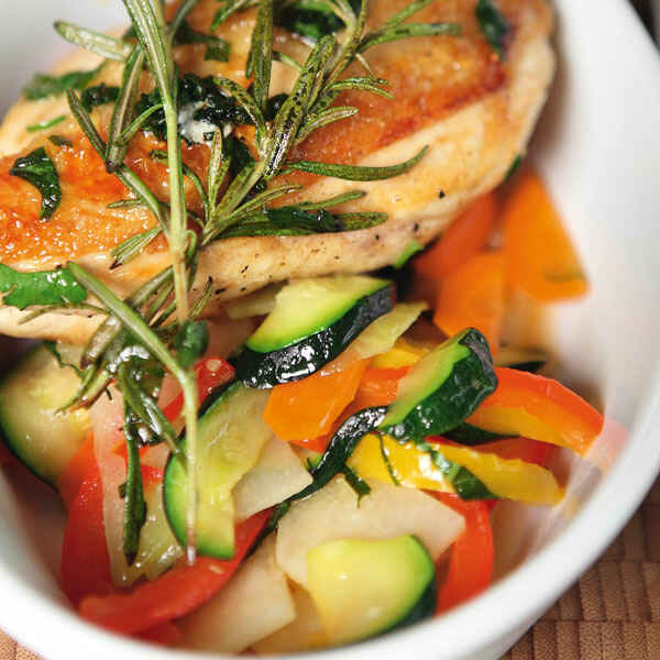 Poulardenbrust mit mariniertem Gemüse Rezept | Küchengötter Poulardenbrust mit mariniertem Gemüse Rezept | Küchengötter