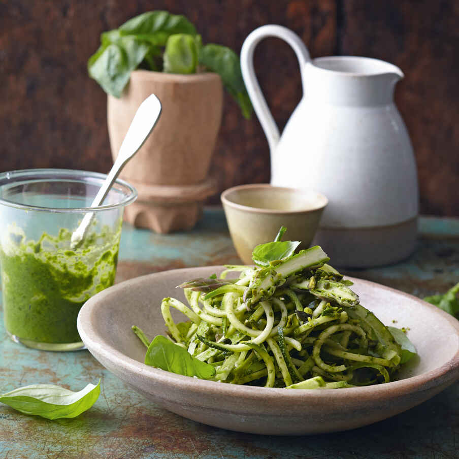 Zucchini mit grünem Spargel und Pistazienpesto Rezept | Küchengötter Zucchini mit grünem Spargel und Pistazienpesto Rezept | Küchengötter