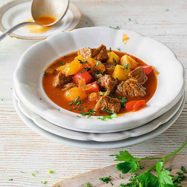 Einfache Gulaschsuppe mit Paprika Rezept | Küchengötter Einfache Gulaschsuppe mit Paprika Rezept | Küchengötter