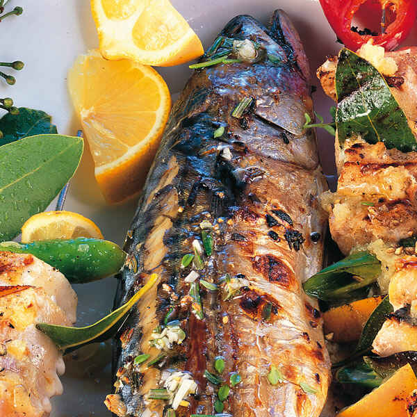 Gegrillte Makrelen mit Kräutern Rezept | Küchengötter Gegrillte Makrelen mit Kräutern Rezept | Küchengötter