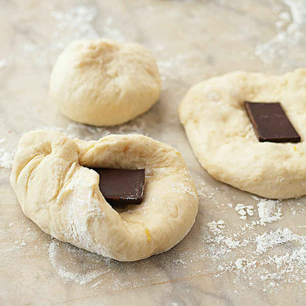 Schoko-Buchteln mit weißer Schokoladensauce Rezept | Küchengötter Schoko-Buchteln mit weißer Schokoladensauce Rezept | Küchengötter