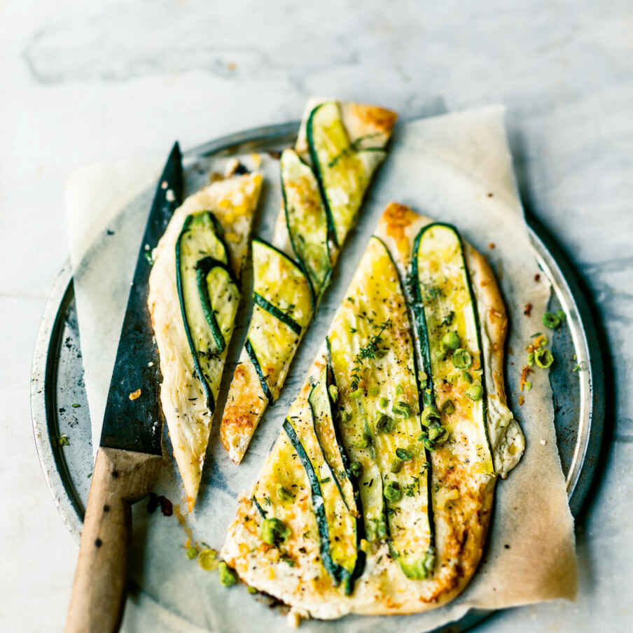 Zucchini-Flammkuchen mit Ziegenkäse Rezept | Küchengötter Zucchini-Flammkuchen mit Ziegenkäse Rezept | Küchengötter