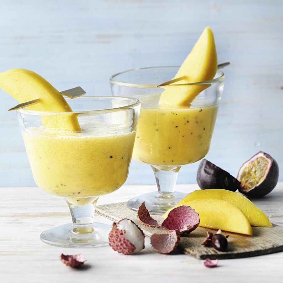 Exotischer Smoothie mit Mango und Ananassaft Rezept | Küchengötter