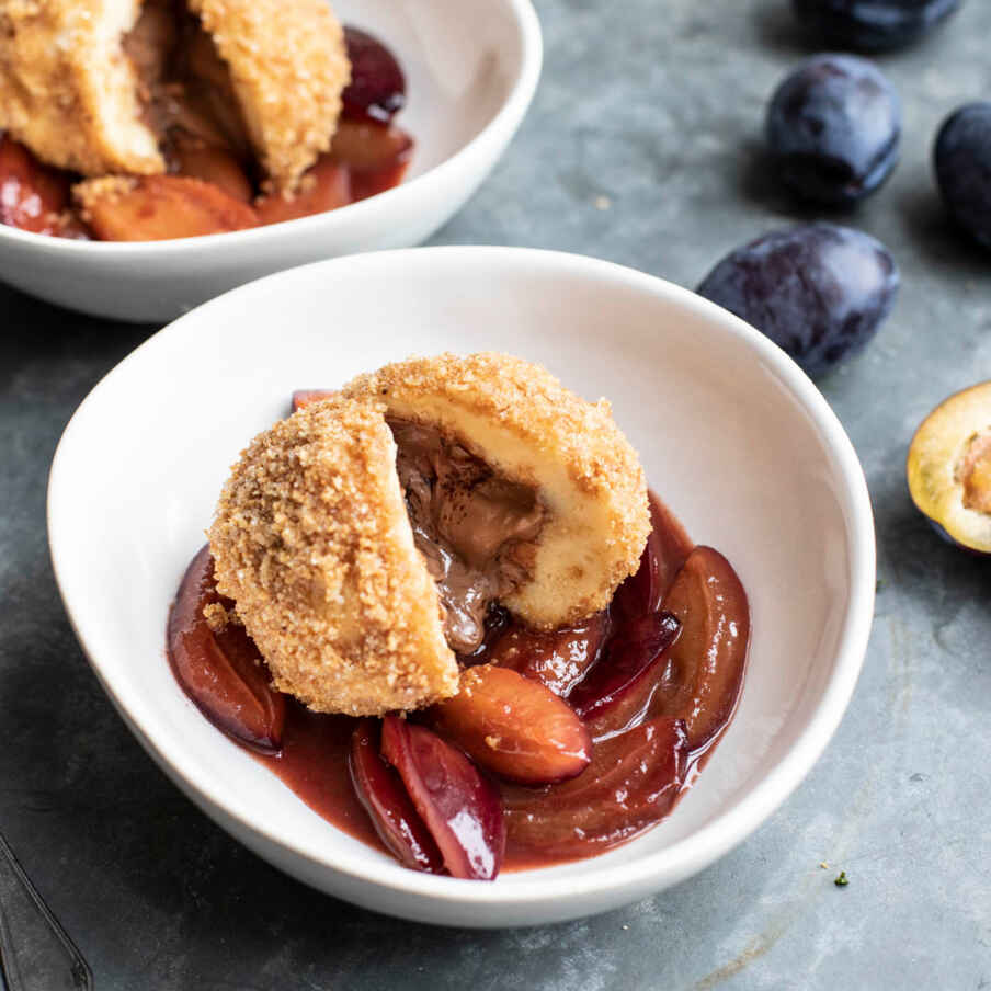 Schokoknödel mit Pflaumenkompott Rezept | Küchengötter Schokoknödel mit Pflaumenkompott Rezept | Küchengötter