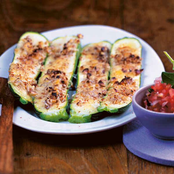 Zucchini mit nussiger Käsekruste und Tomaten-Oliven-Salsa Rezept ...