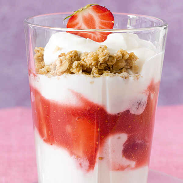 Schneller Erdbeer-Knusper-Quark Rezept | Küchengötter Schneller Erdbeer-Knusper-Quark Rezept | Küchengötter